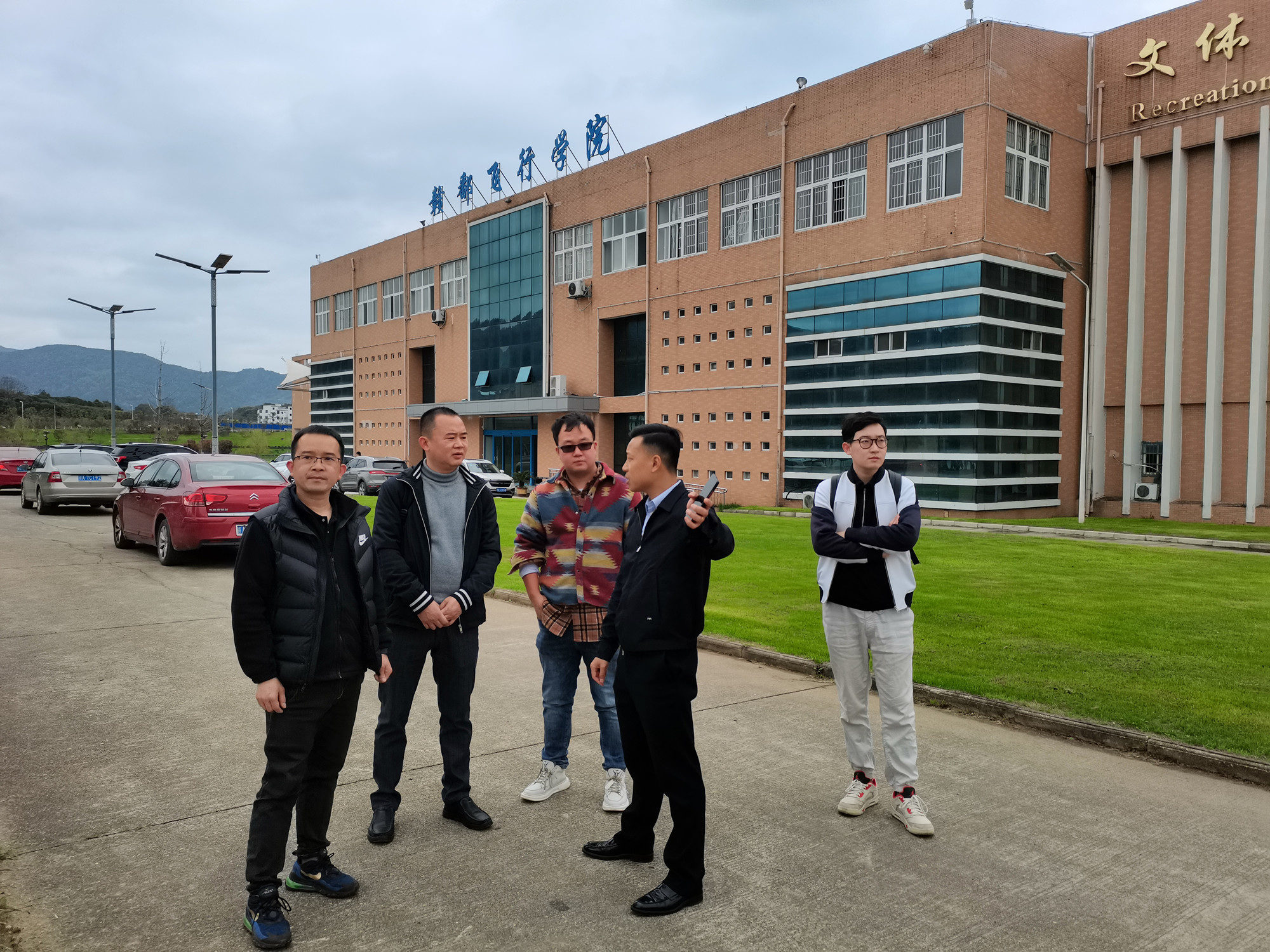 祥云亿航与江西应用科技学院洽谈校企合作方案(图1)